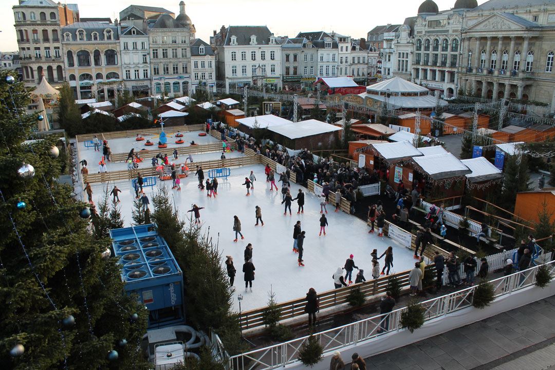 Pista de hielo en centro urbano rodeado de un mercado navideño