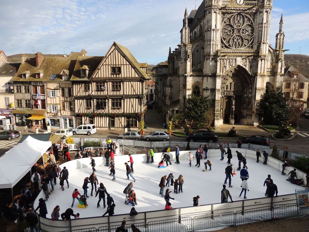 Pista de hielo instalada por Navidad en un centro urbano