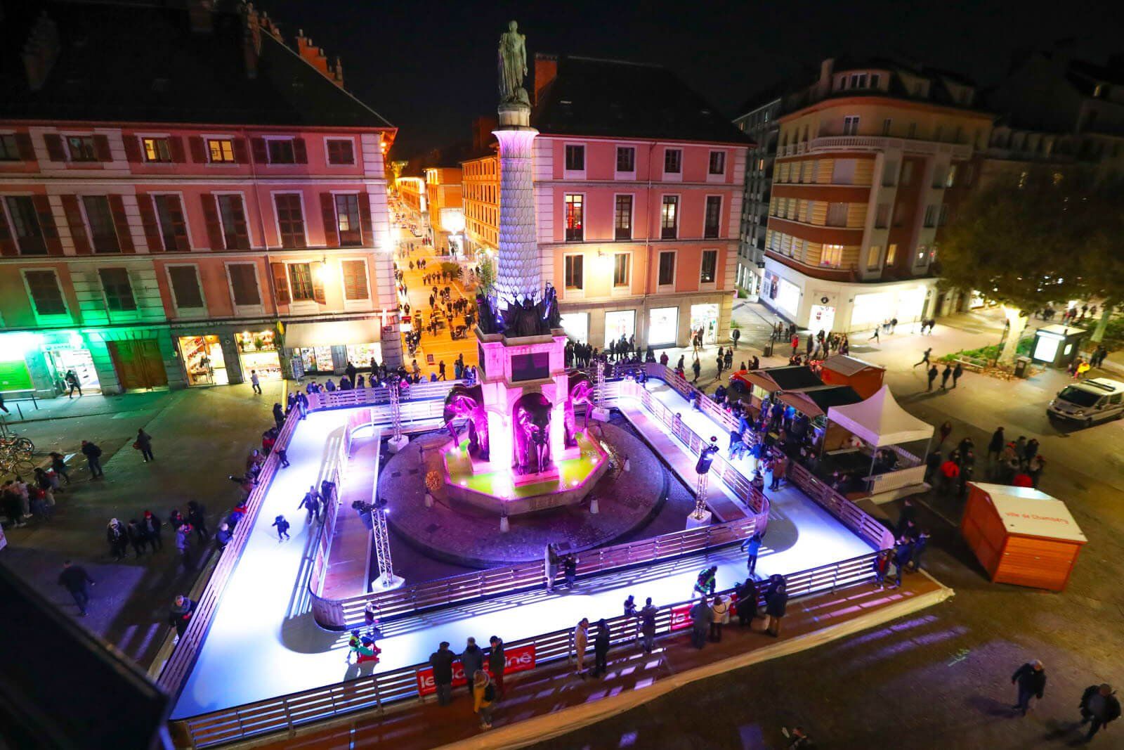 Pista de hielo alrededor de un monumento en una plaza publica