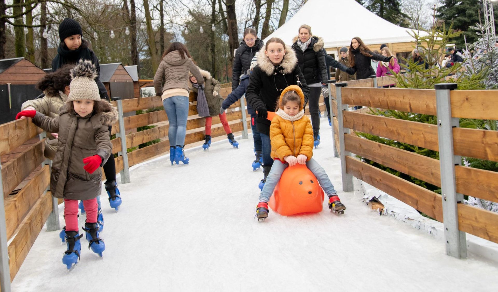 Paseo de hielo instalada en un parque con niños y familias patinando