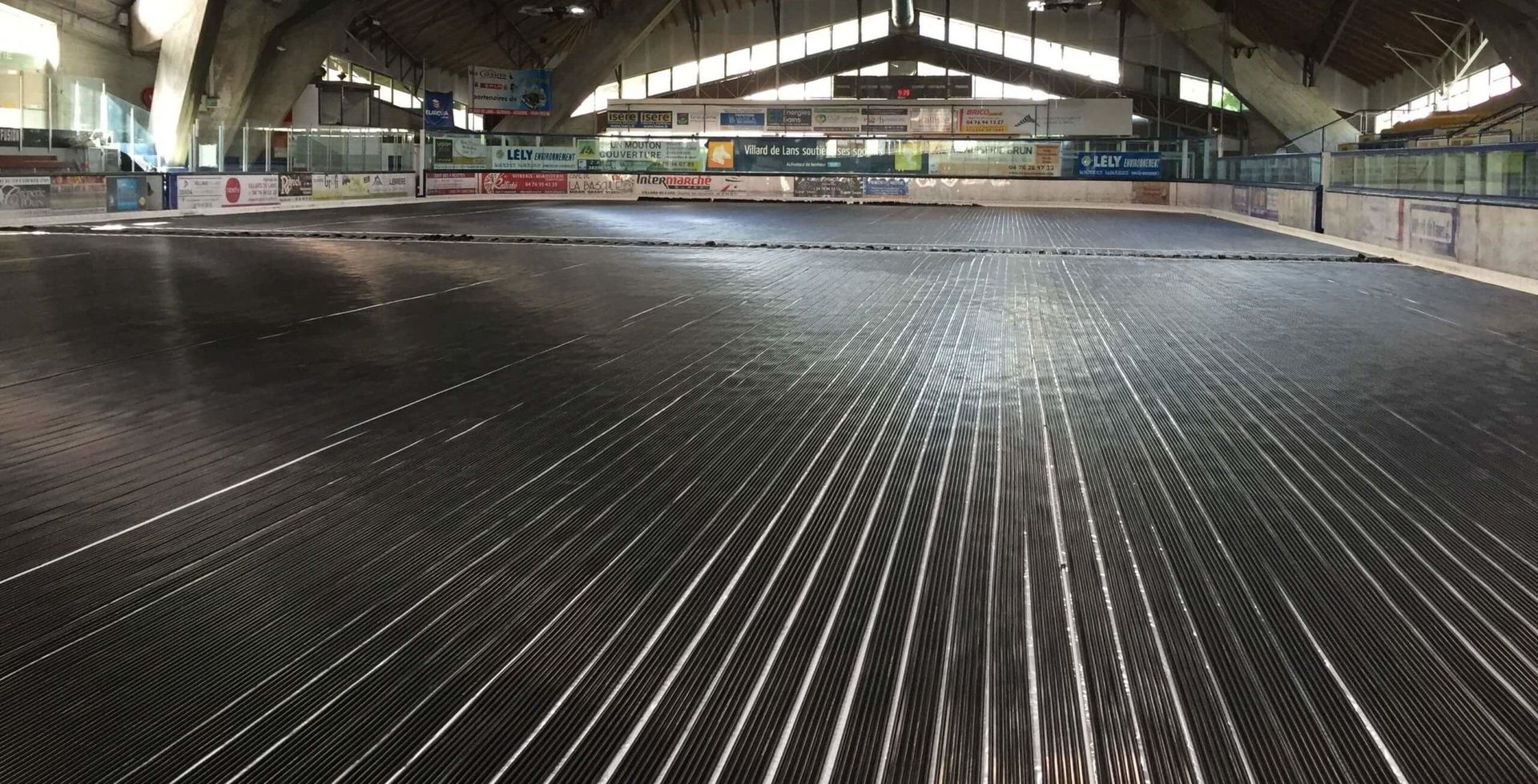 El suelo frigorífico de una pista de hielo antes de hacer la capa de hielo