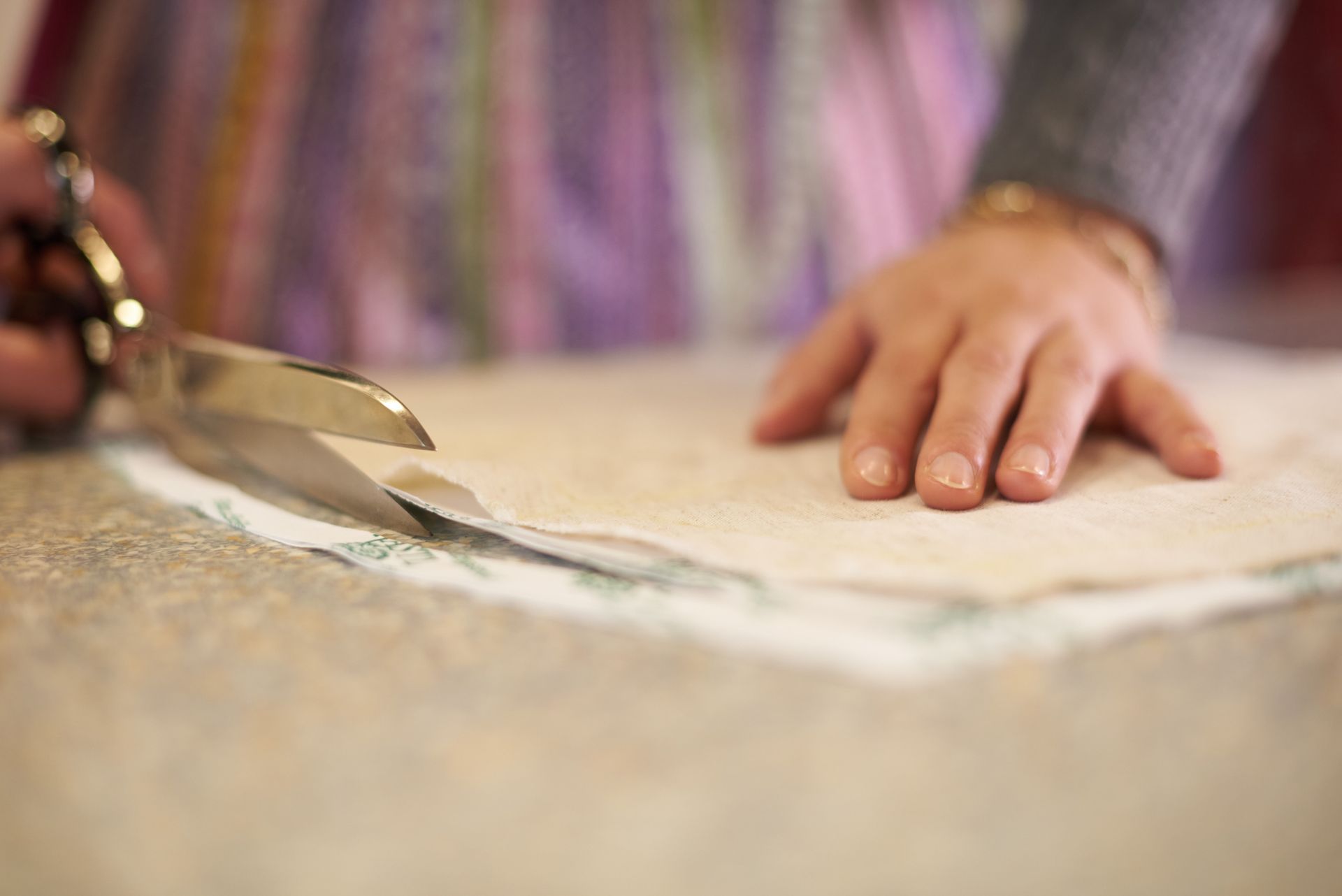 Dirndlstoff wird geschnitten