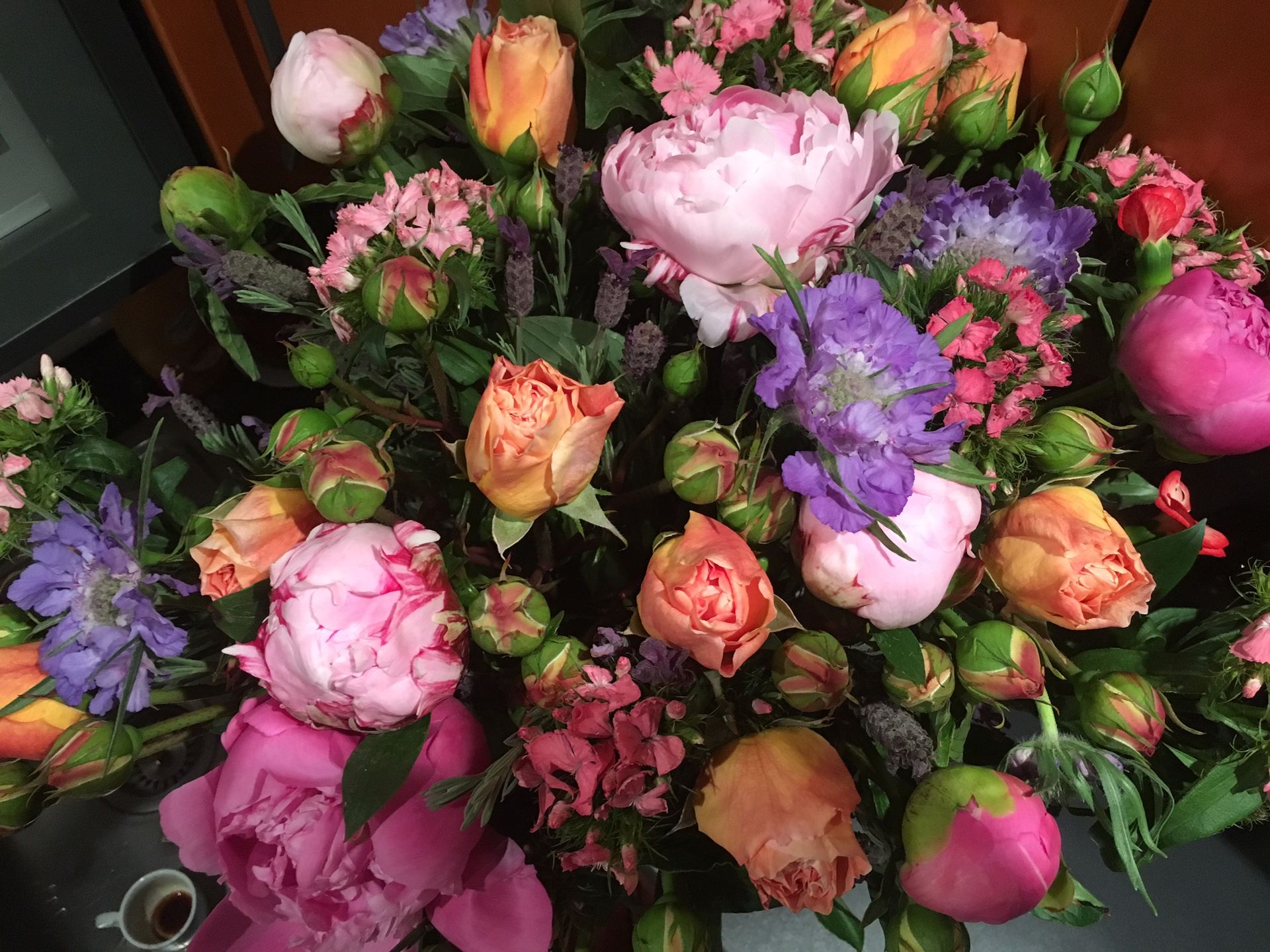 Un mazzo di fiori rosa e viola su un tavolo