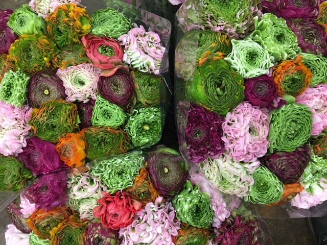 Un mazzo di fiori è disposto uno sopra l'altro su un tavolo.