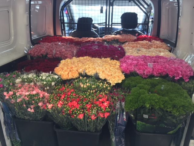 Un mazzo di fiori è nel retro di un furgone.