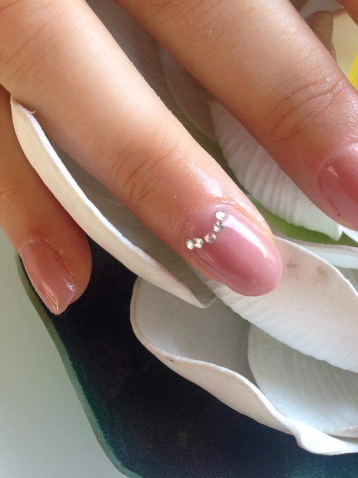 mani con smalto rosa