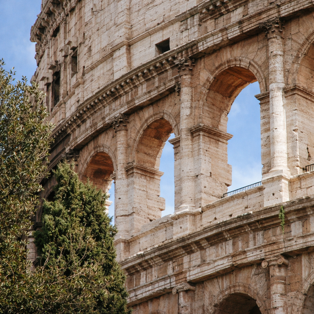Colosseo costruito in Travertino Romano