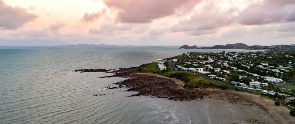Wide Evening View of Ocean and City by the Mountains on the Coast — Mike Barlow Earthmoving Pty Ltd in Yeppoon, QLD