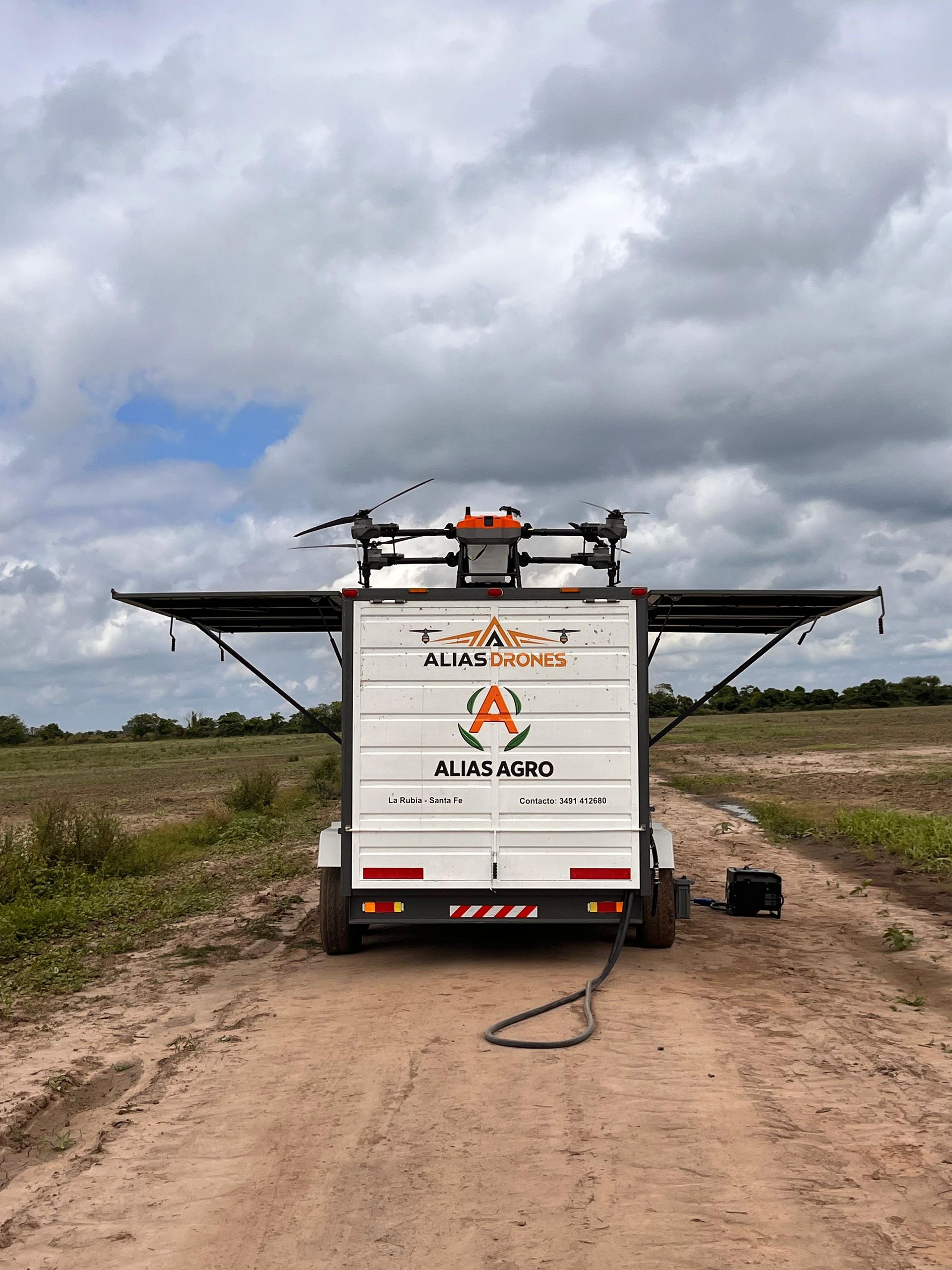 Vista desde la perspectiva de un tractor de una grada de discos agrícola roja arando un campo seco