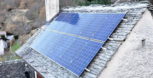 pannelli solari sul tetto di un'abitazione