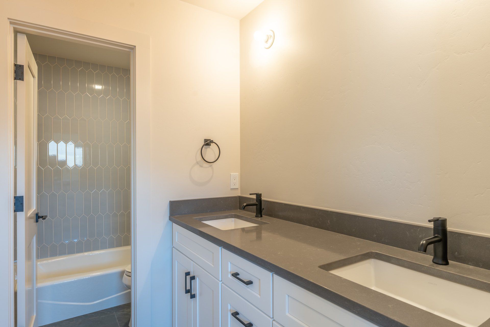 A bathroom with two sinks and a bathtub.