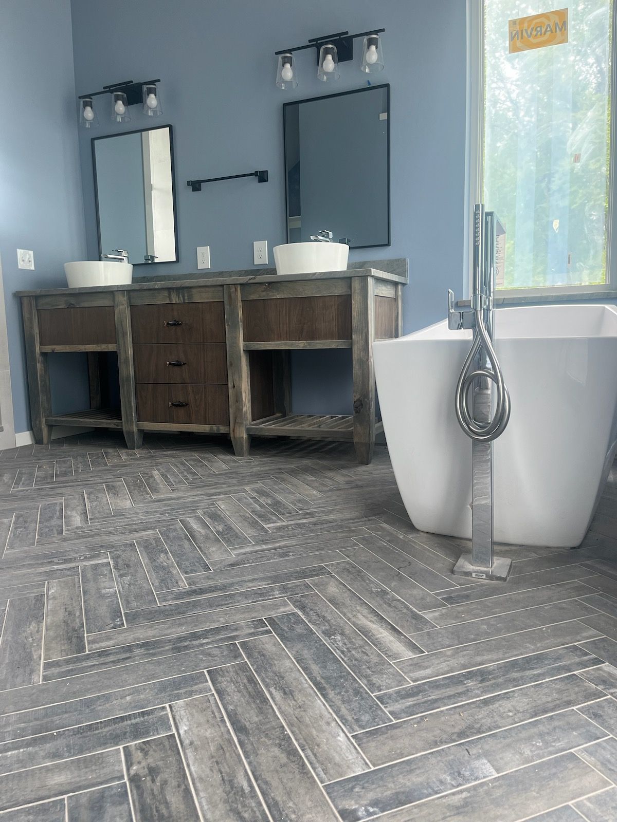 A bathroom with two sinks and a bathtub.