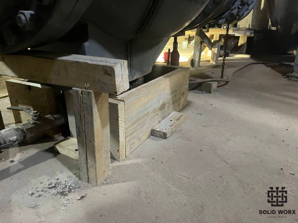 A large machine is sitting on top of a wooden platform.