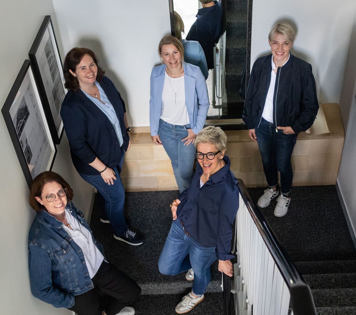 Eine Gruppe von Menschen steht auf einer Treppe.