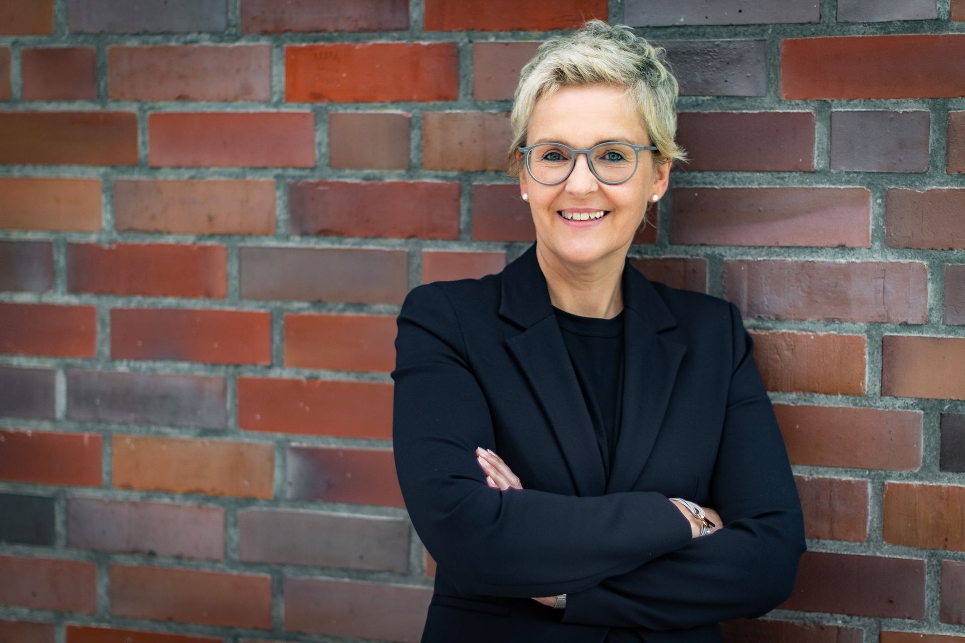 Eine Gruppe von Menschen steht auf einer Treppe.