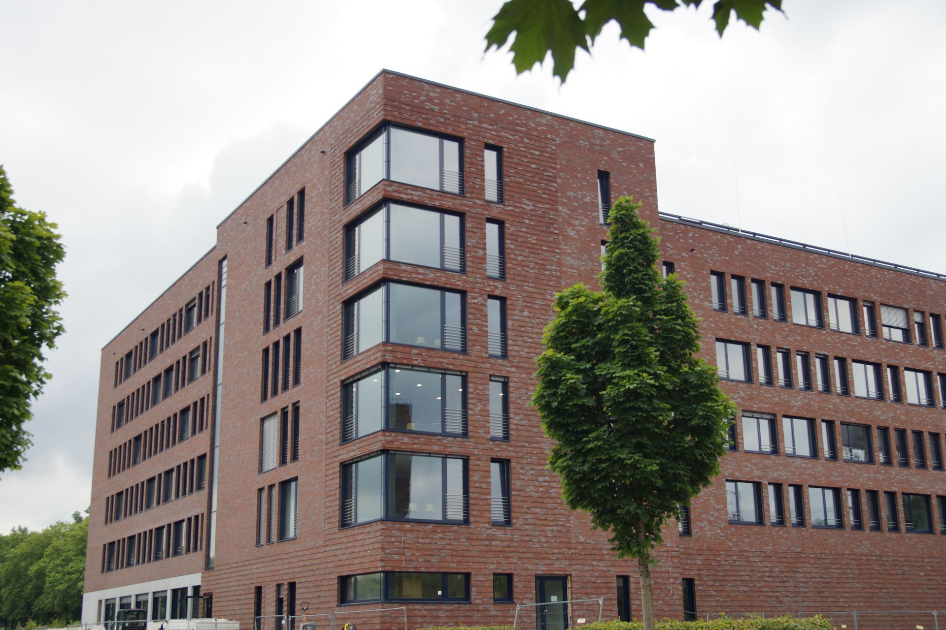 Ein großes Backsteingebäude mit vielen Fenstern