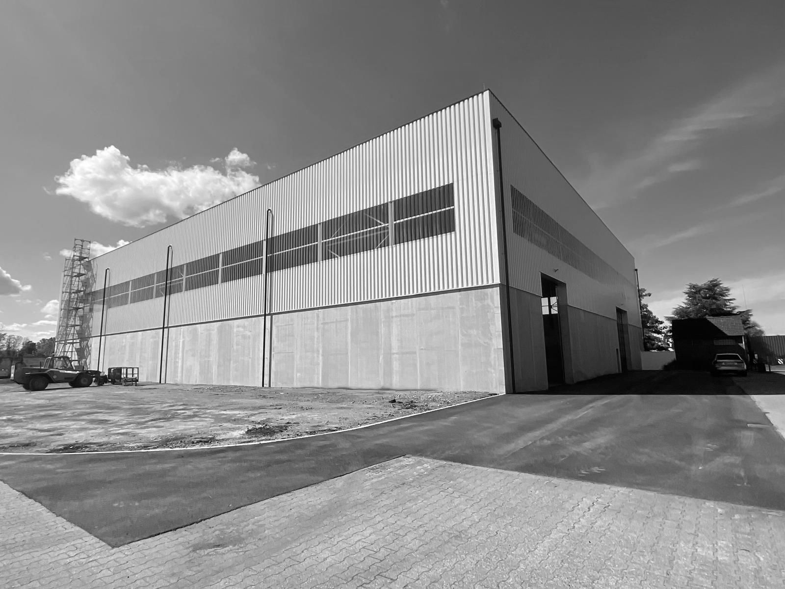 Ein Schwarzweißfoto eines großen Gebäudes mit vielen Fenstern.