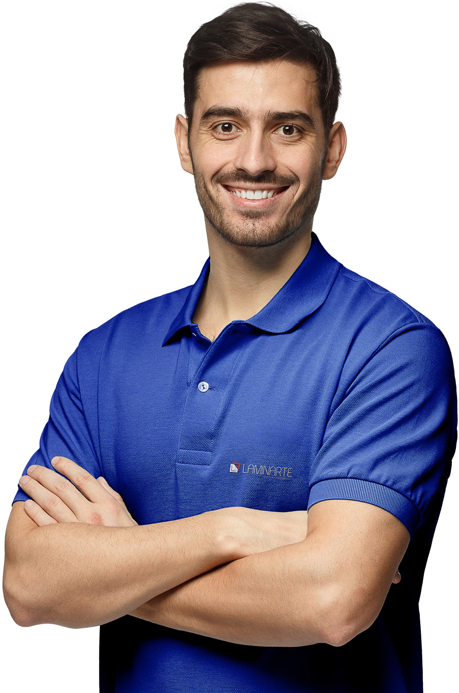 Um homem de camisa polo azul está sorrindo com os braços cruzados.