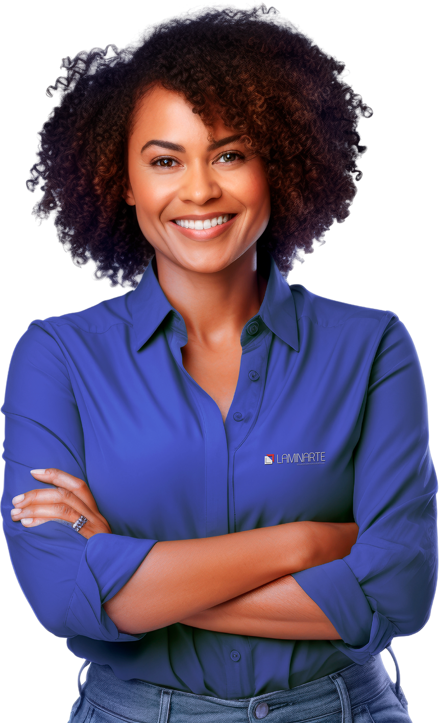 Uma mulher de camisa azul está sorrindo com os braços cruzados