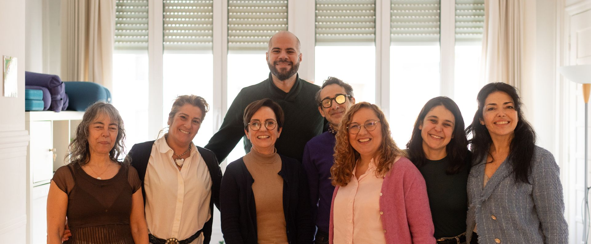 Grupo de profissionais da Celebrantes sorridentes em ambiente luminoso, celebrando a união da equipa