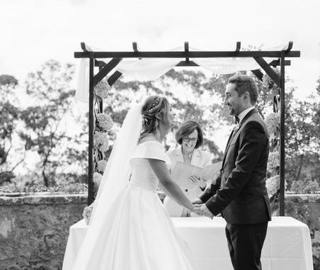 Casal a trocar votos durante cerimónia simbólica de casamento conduzida por celebrante da Celebrantes - Bespoke Ceremonies