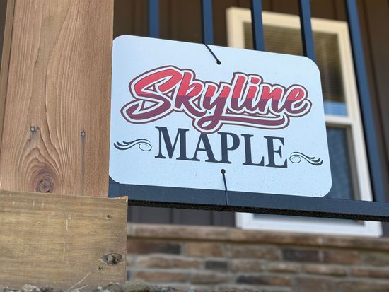 a sign that says skyline maple on it