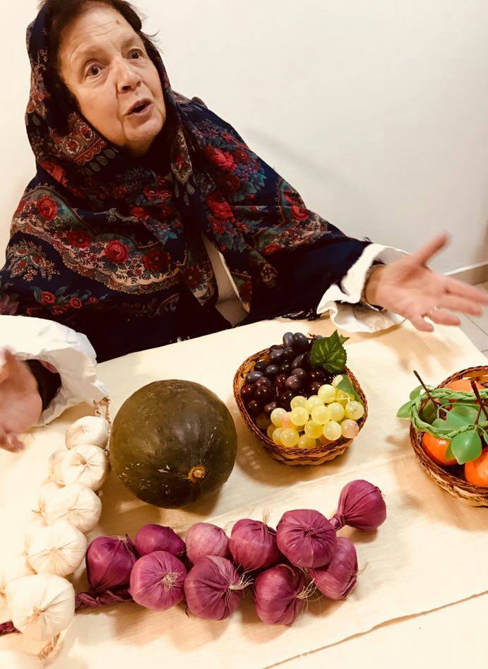 anziana che interagisce con il cibo