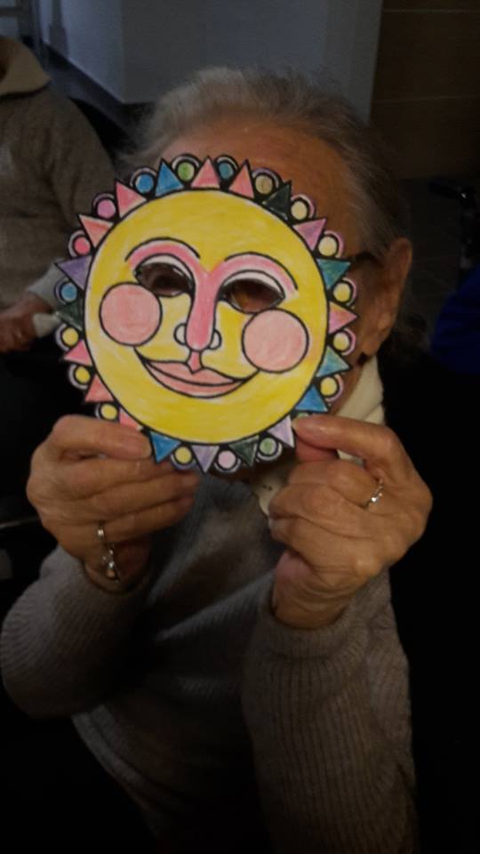 anziana che interagisce con le forme