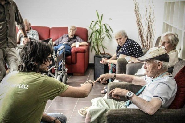 Video del gruppo Rossometile girato nella residenza per anziani