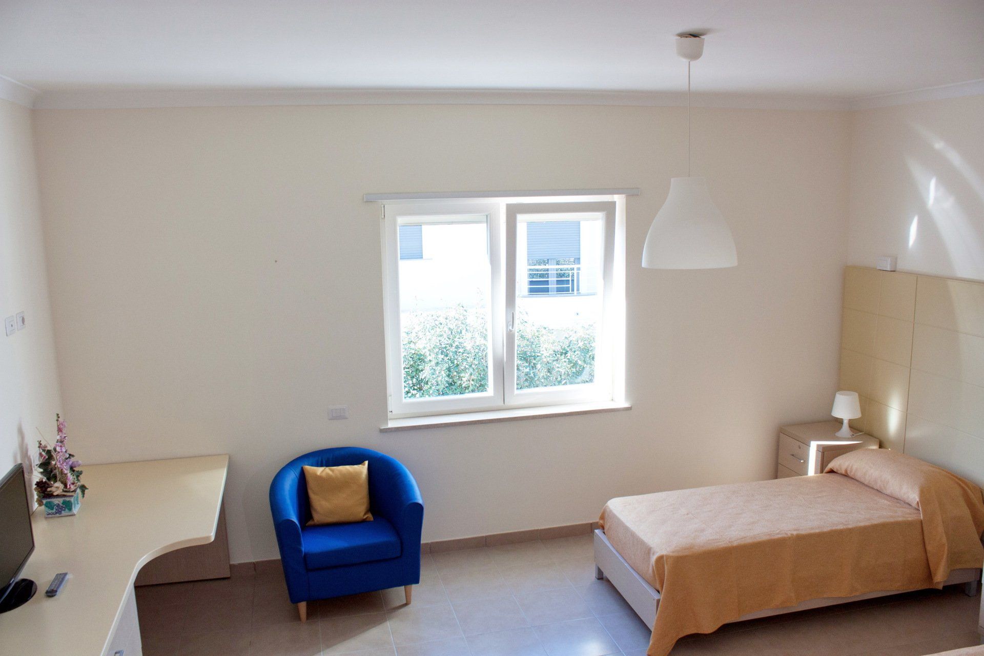 camera singola con poltrona e finestra