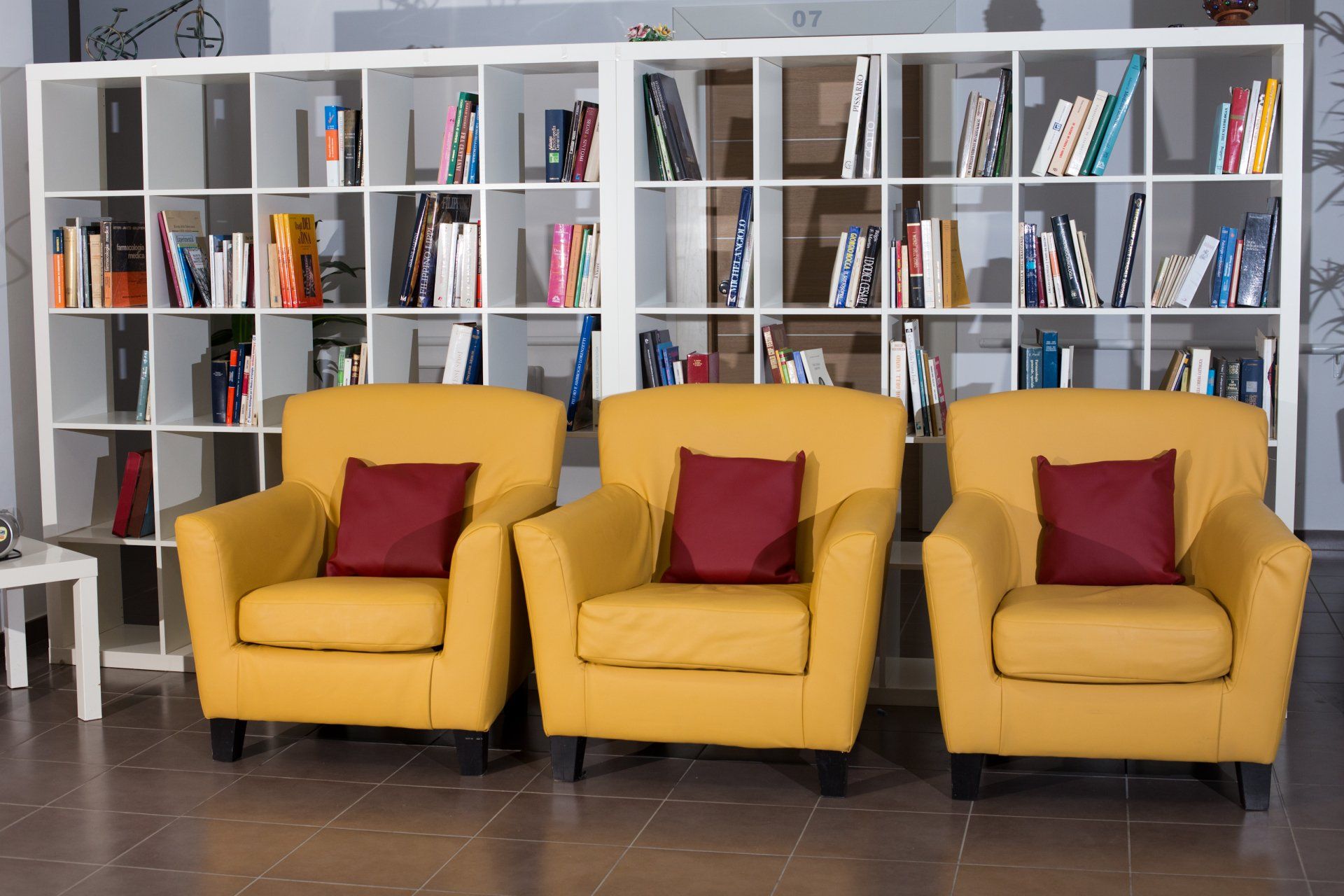 tre poltrone nella sala di lettura della casa di cura