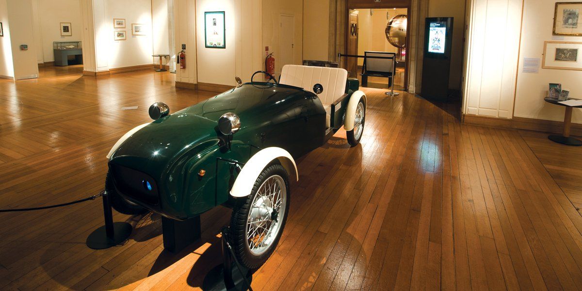 Interactive 3D printed headphone seating display