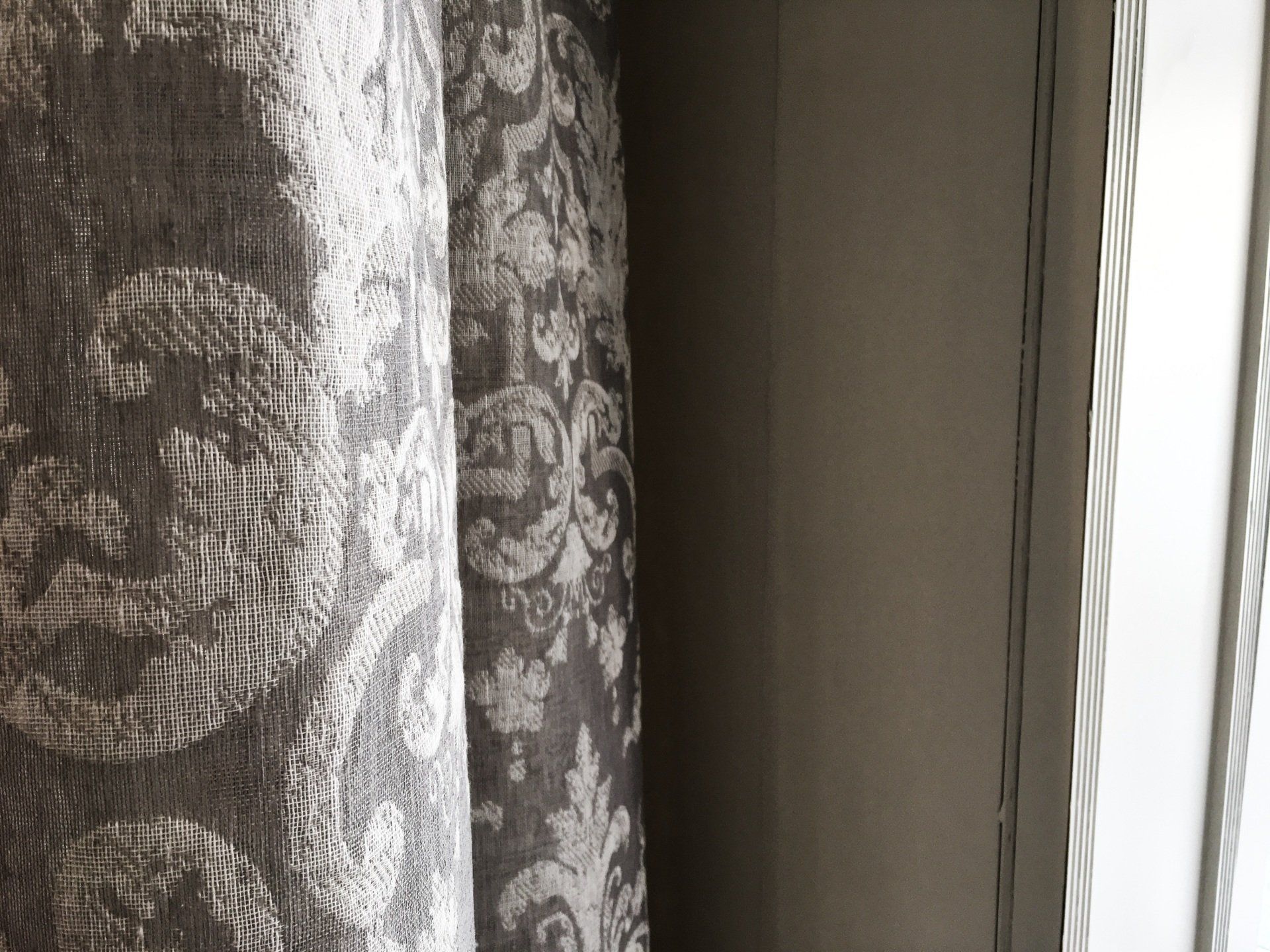 Salotto elegante con divano e bianco e cuscini  decorativi