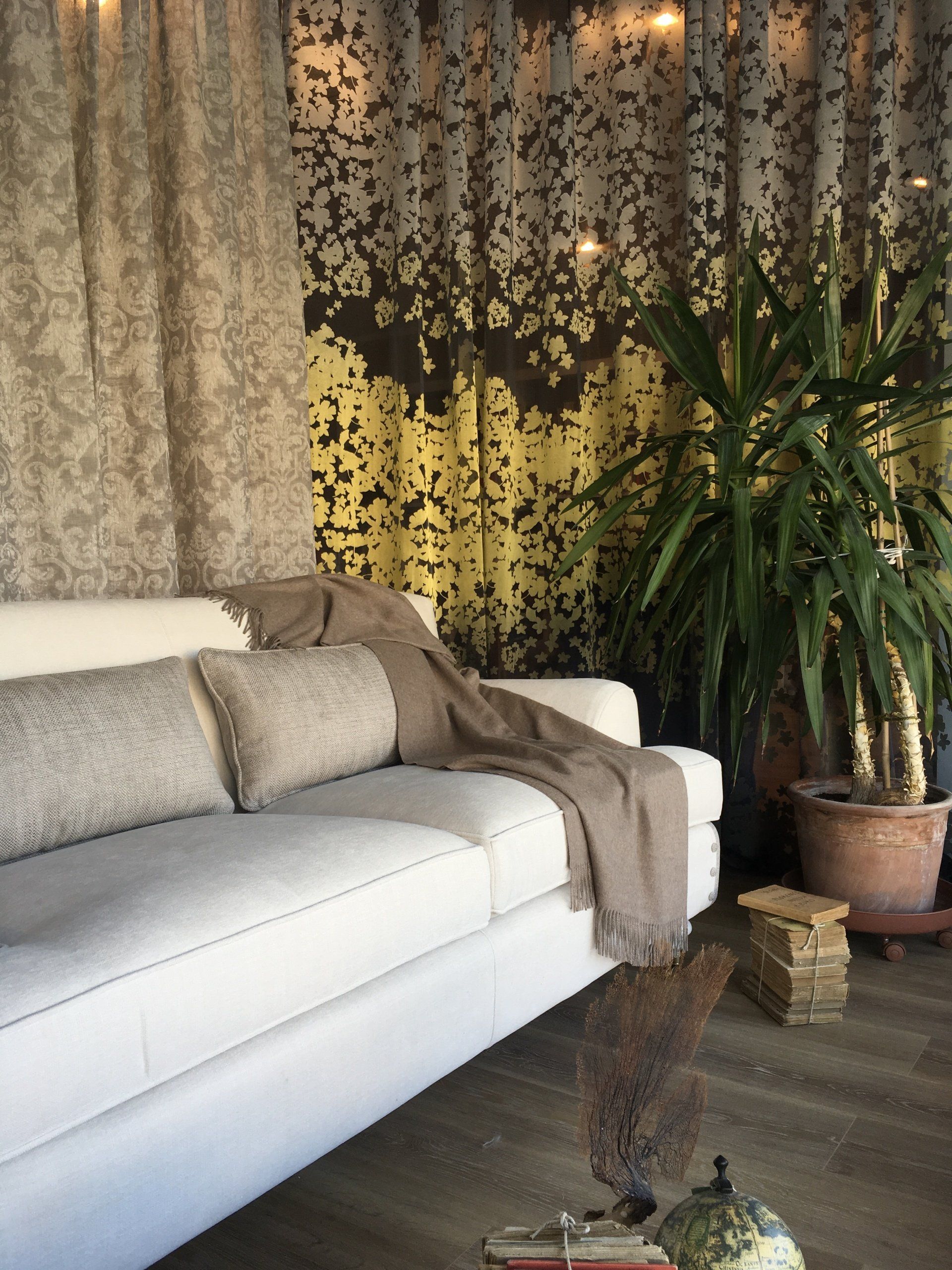 Composizione con piante e candele per arredamento di interni