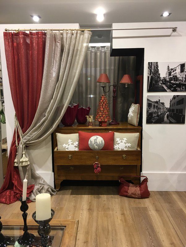 Negozio di tendaggi con tenda rossa e grigia