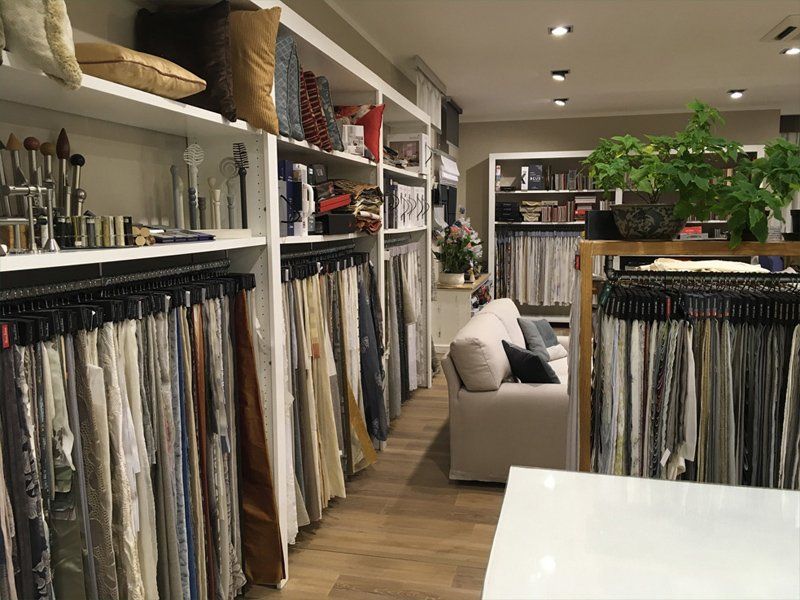 Negozio di tappezzerie con articoli in esposizione