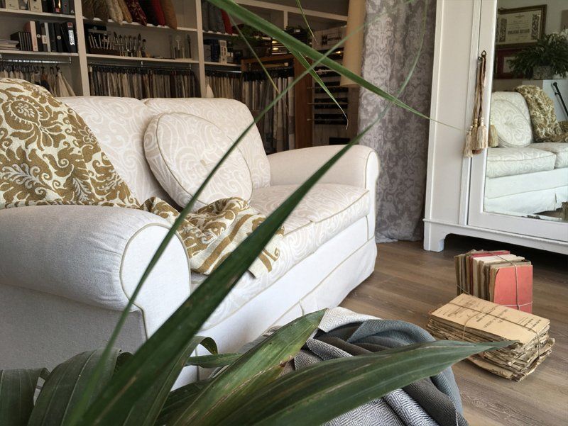 Salotto con parquet e divano elegante color panna