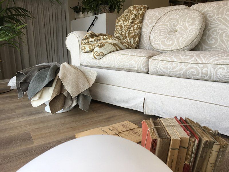 Divano color crema con coperta decorativa abbinata