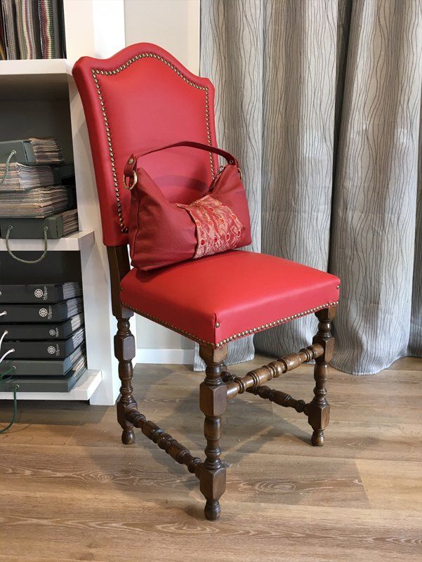 Sedia in stile antico con rivestimento rosso in pelle e cuscino