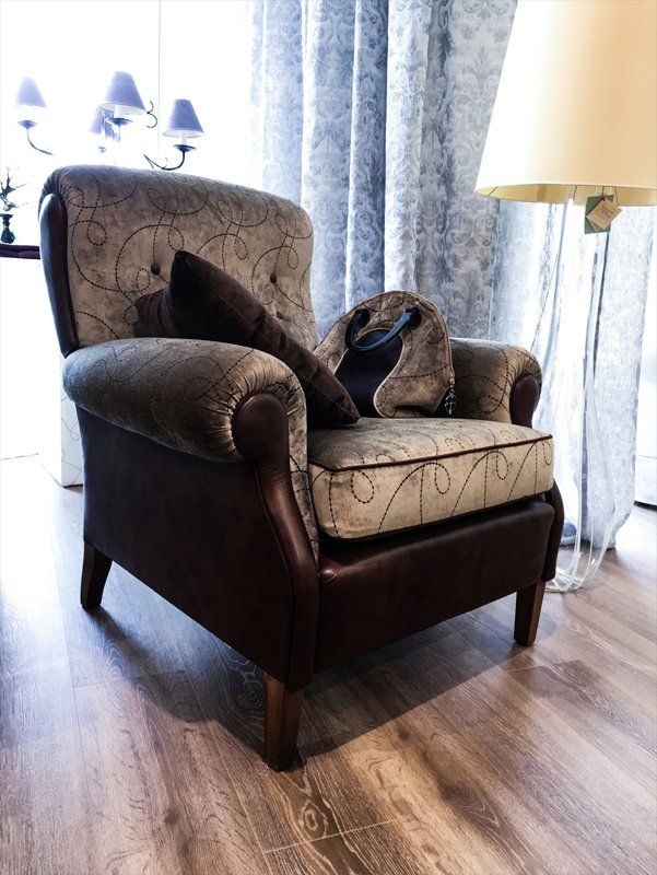 Poltrona elegante con finitura scamosciata