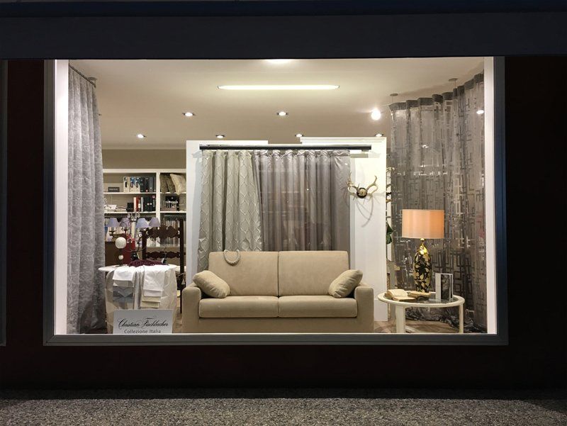 Negozio di arredamento con divano beige in esposizione