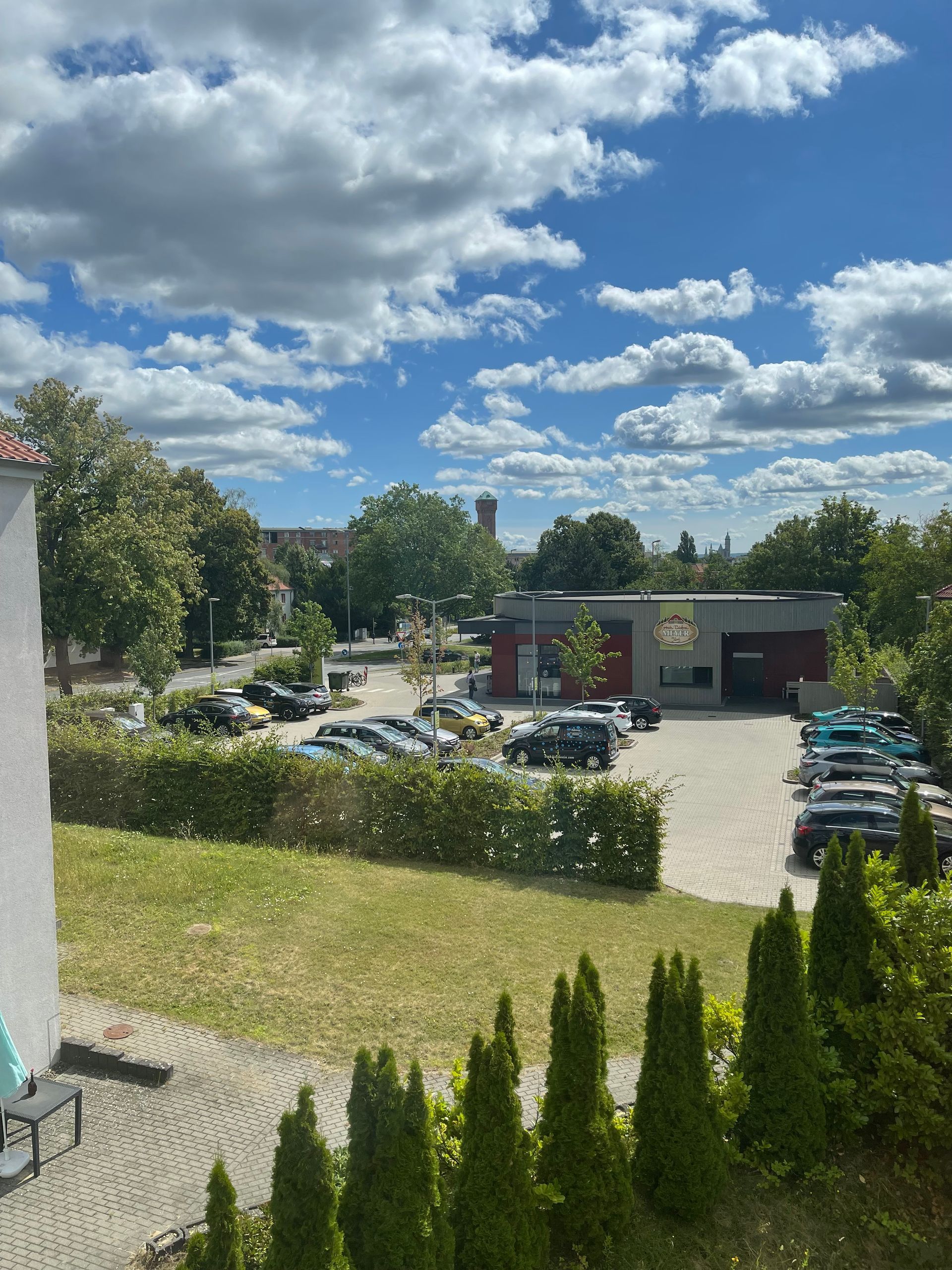 Blick auf einen Parkplatz mit einem Gebäude im Hintergrund