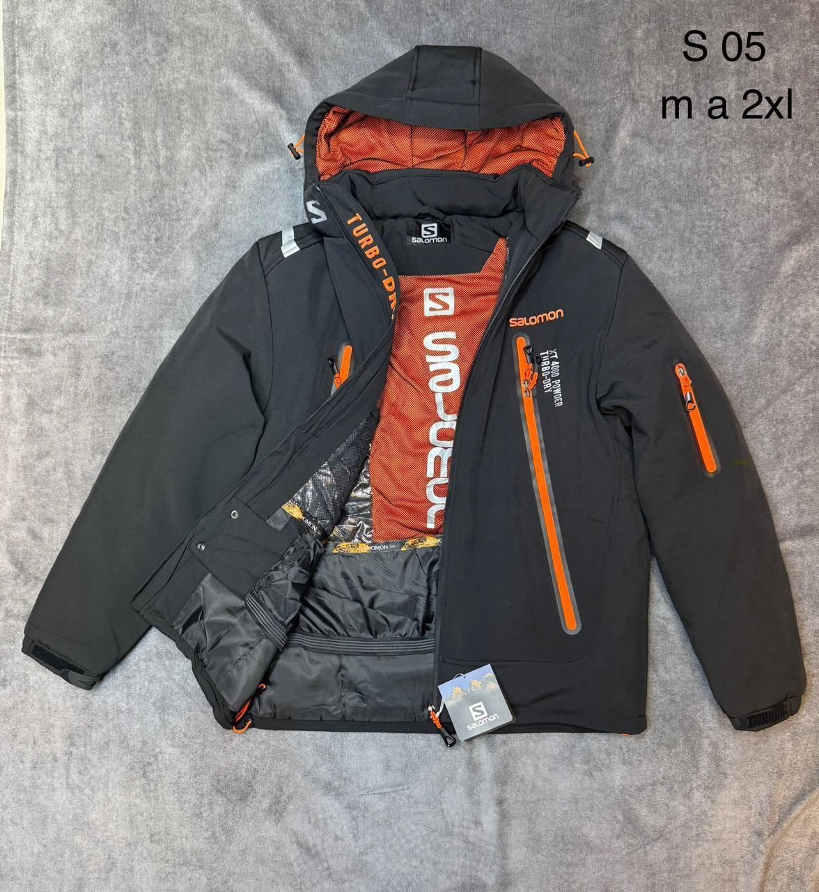 Una chaqueta negra con la palabra Salomon.