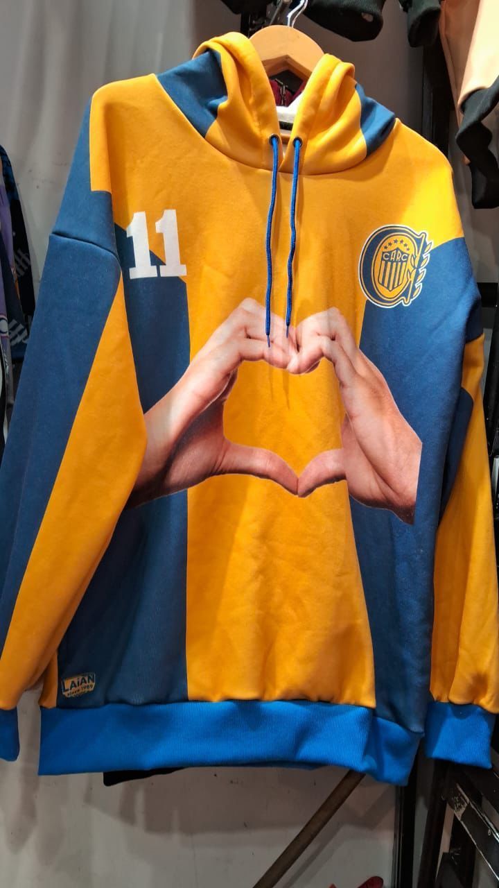 Una sudadera con capucha amarilla y azul con el número 11.