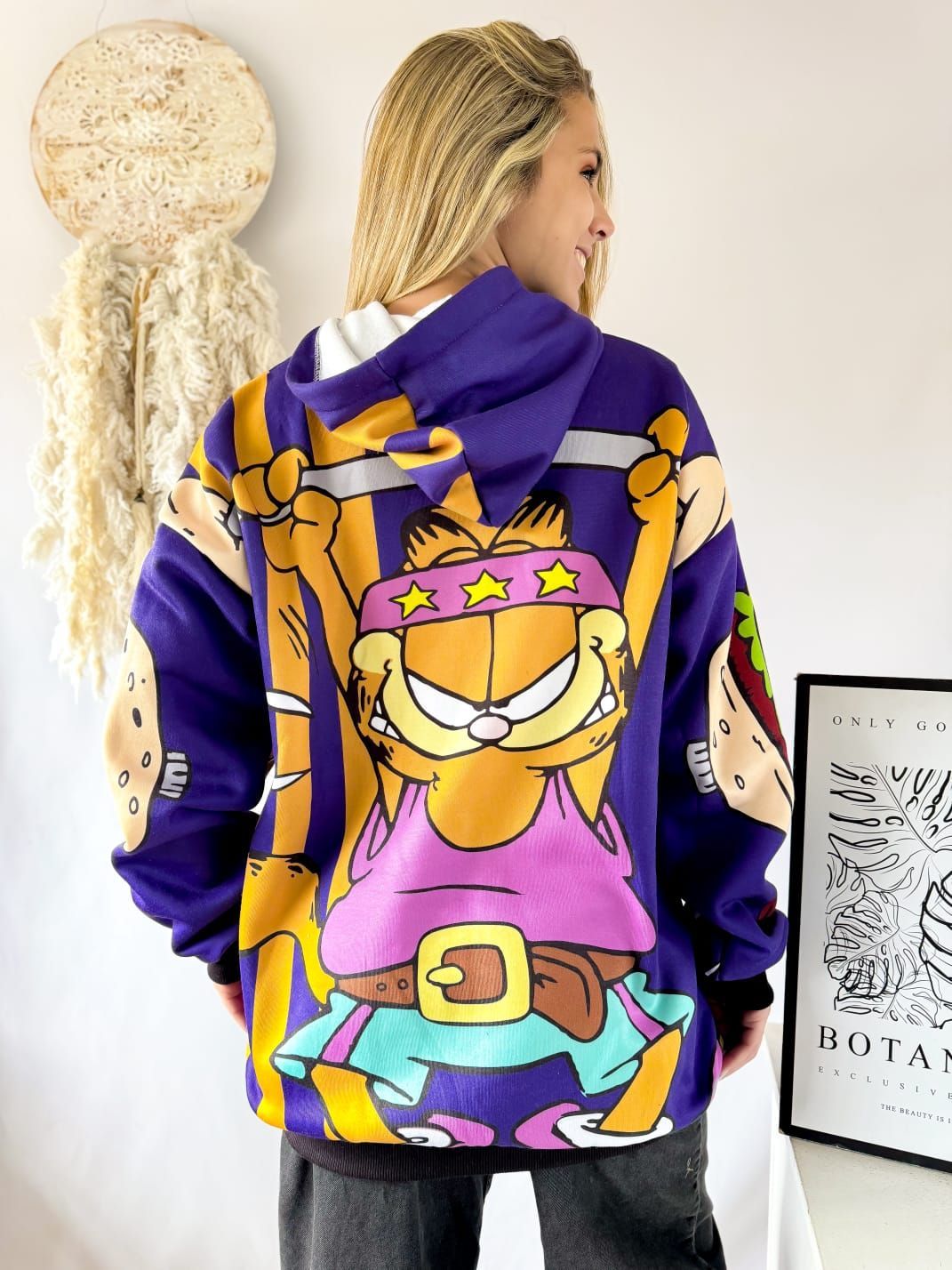 Una mujer lleva una sudadera con capucha morada de Garfield.