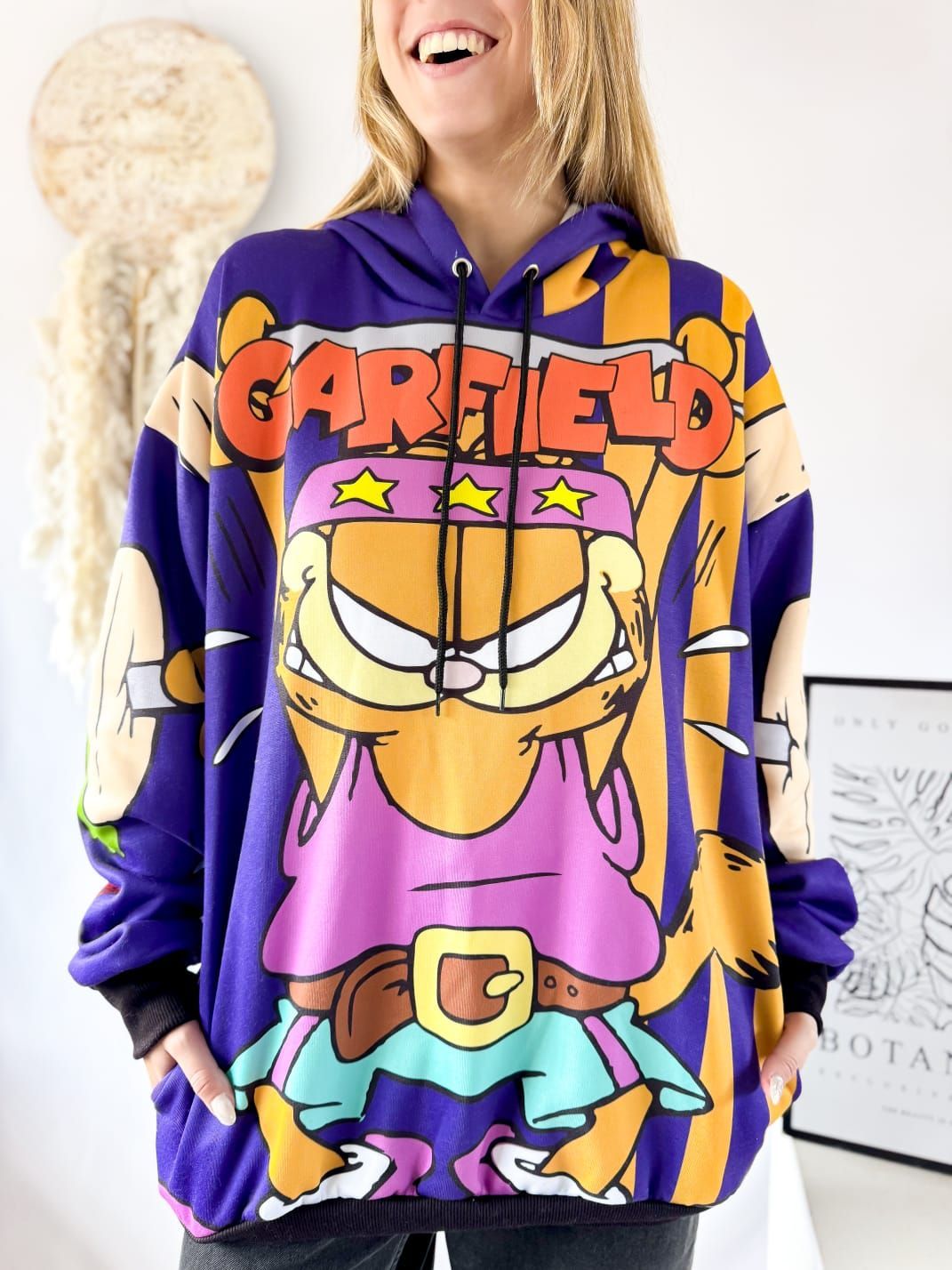 Una mujer lleva una sudadera con capucha morada de Garfield.