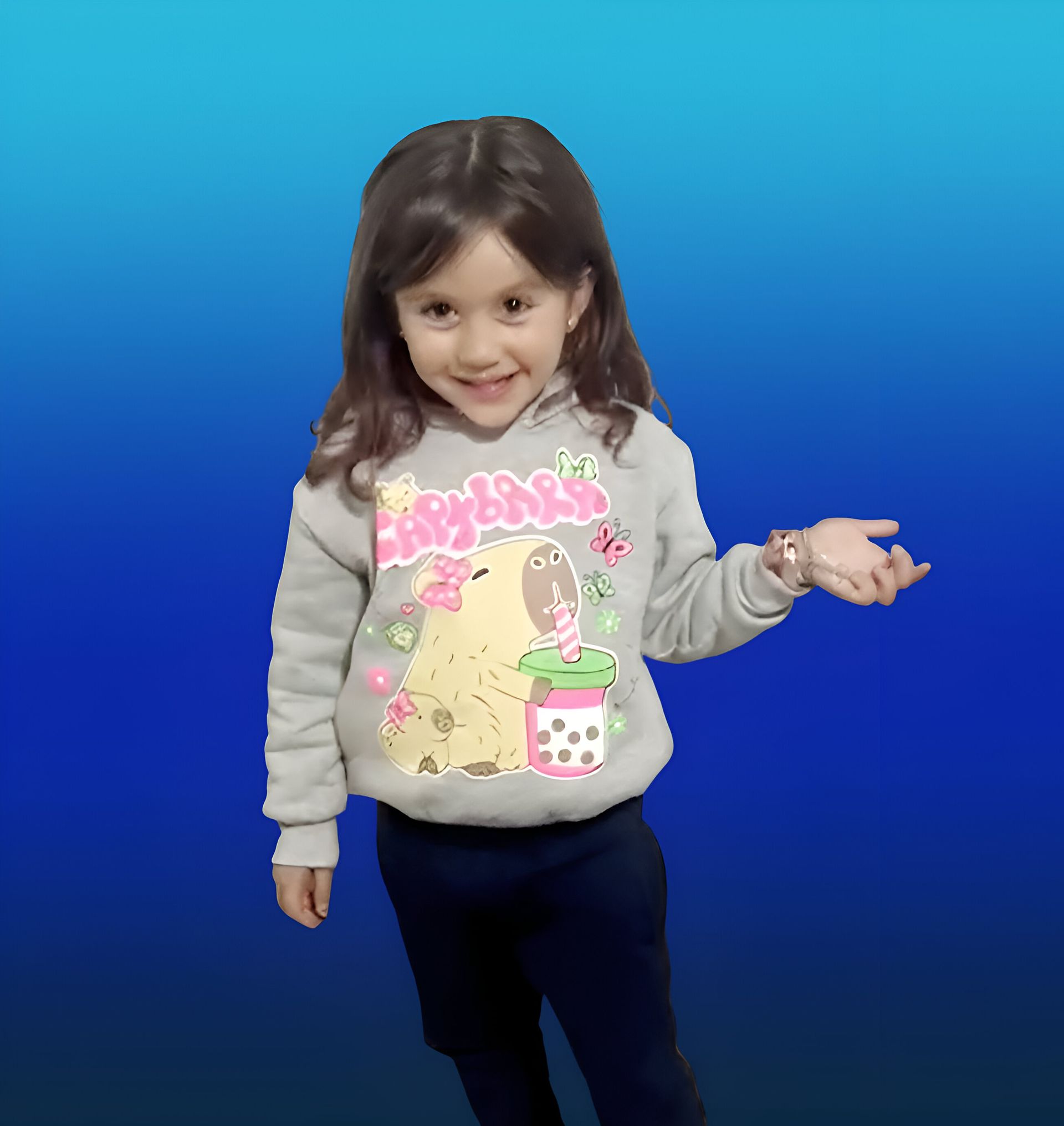 Una niña que lleva una sudadera con capucha con un perro.