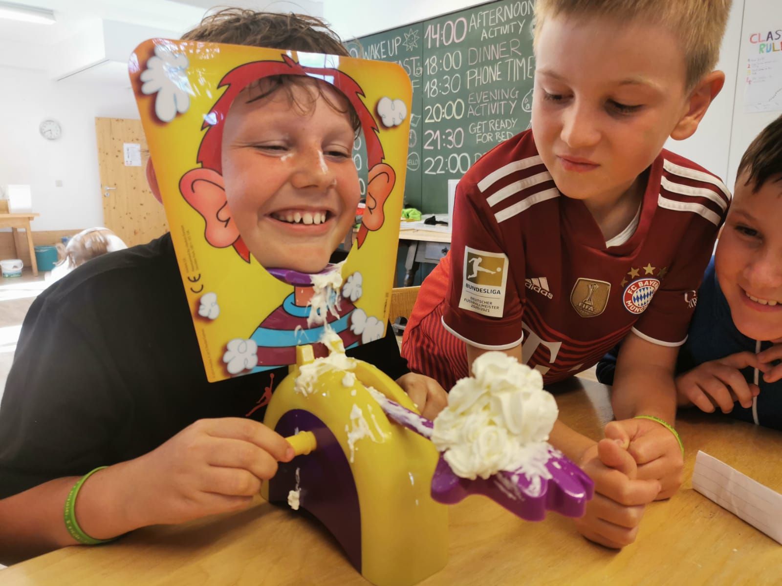 Eine Gruppe von jungen Jungen spielt ein Spiel namens Pie Face