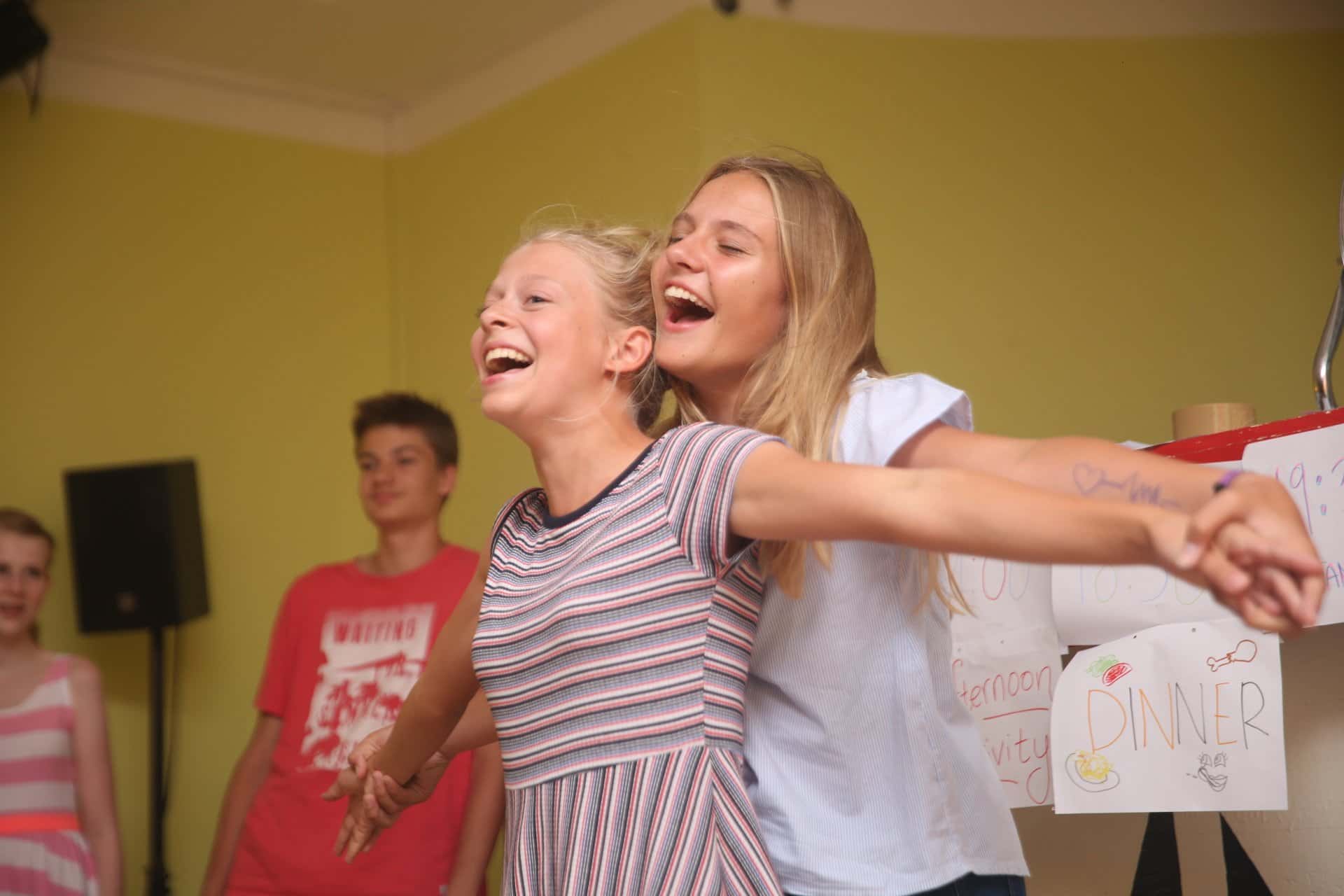 Eine Gruppe junger Mädchen tanzt gemeinsam in einem Raum.