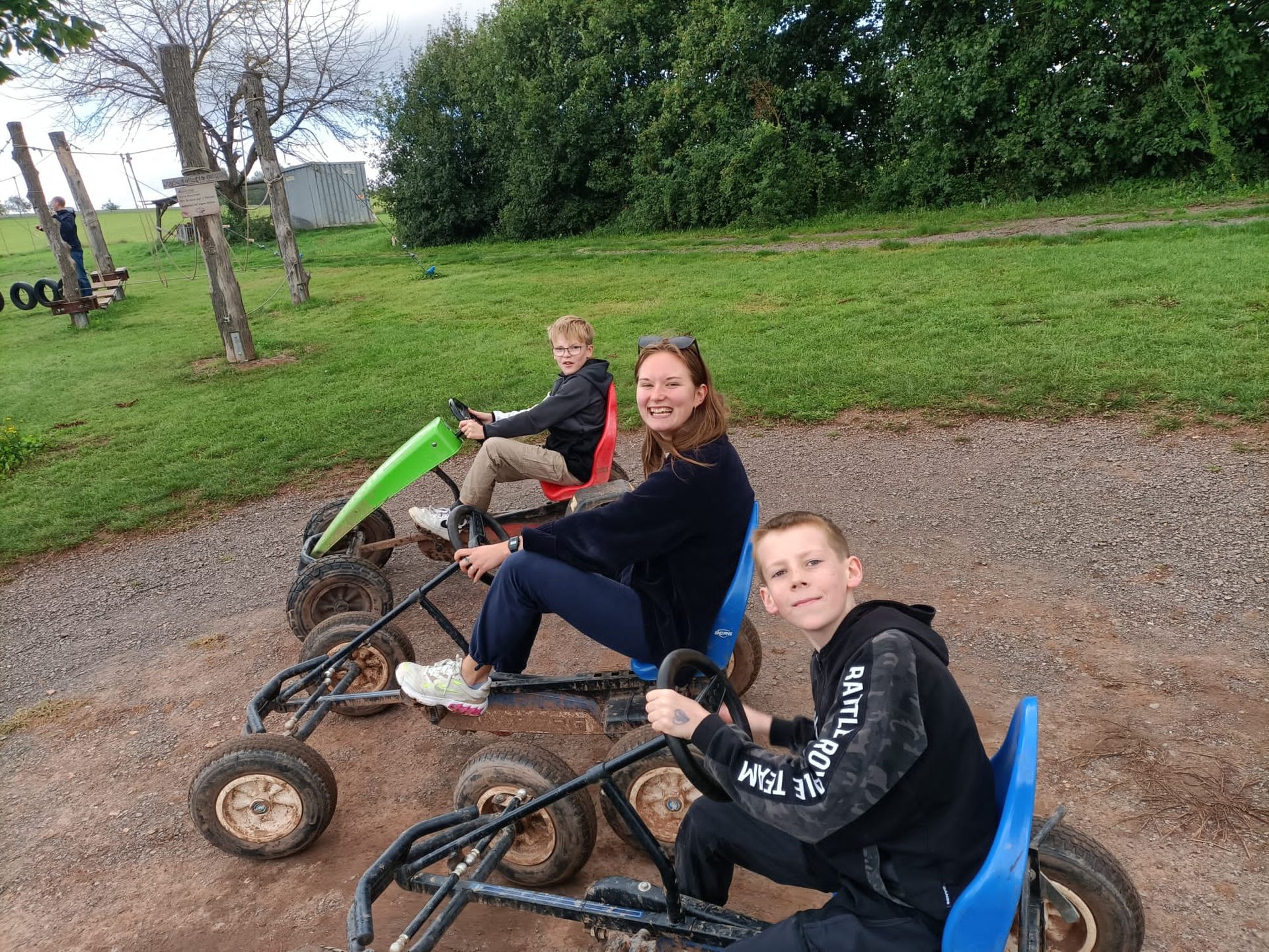 Eine Gruppe von Menschen fährt Gokarts in einem Park.
